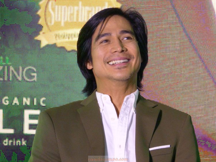 Piolo Pascual Takes IAMWorldwide Herb-All Pure Organic Barley to Stay Fit