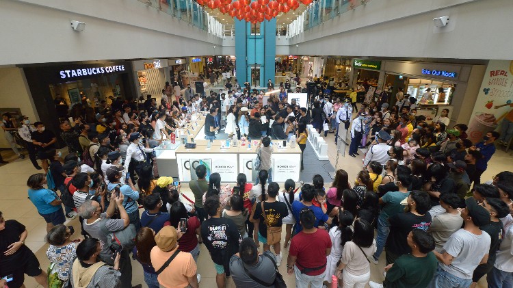LOOK: Huge Crowd at HONOR X9a 5G First Day Sale in the Philippines